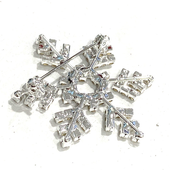 Christmas Brooch Holiday Snowflake Pin Silvertone Clear White Rhinestones NEW - Picture 4 of 6